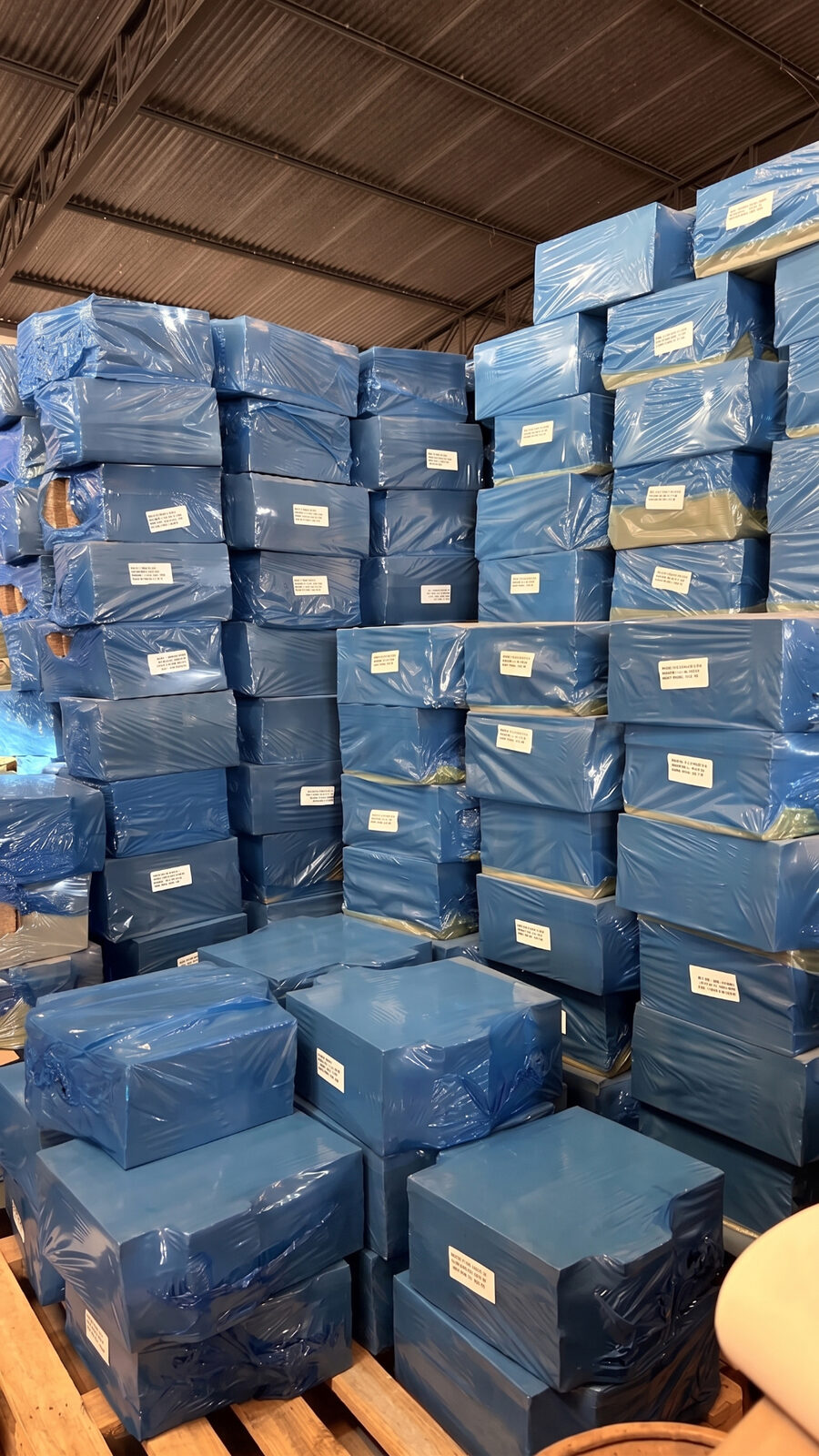 Pedidos de caixas de papelão empacotados e etiquetados, prontos para entrega na Multi Caixas