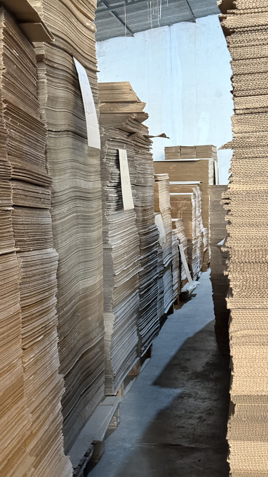 Pilhas de chapas de papelão ondulado no estoque da Multi Caixas em Birigui - SP